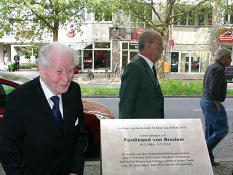 Carl-Hasso von Bredow enthüllt am 16.5.2008 die Gedenktafel für seinen Vater