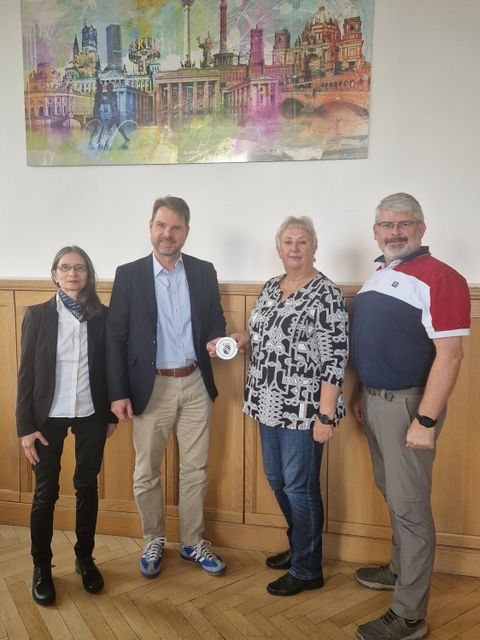 Foto (v.l.n.r.): Andrea Behnke (Bündnis 90/Die Grünen), Oliver Gieschke (1. Vorsitzender Heiligenseer Kanu-Club e.V.), Kerstin Köppen (BVV-Vorsteherin), Detlef Trappe (CDU) (Bild: BA Rdf)