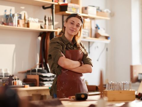 Junge Nachwuchskraft (Handwerk) in der Werkstatt