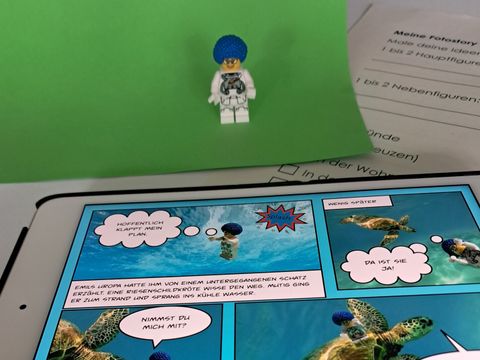 Mini-Screen mit Figur und Tablet mit Comic-Panels und Schildkröten-Bildern
