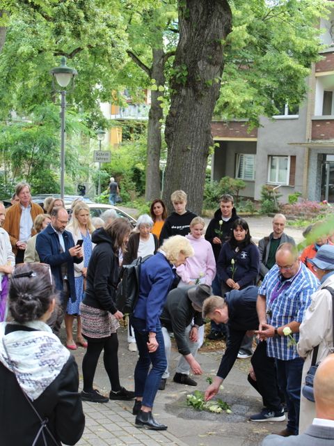 2. Juli 2024: Bürgerinnen und Bürger aus der Nachbarschaft legen Rosen nieder 