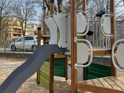 Über ein Kletternetz gelangen die Kinder auf verschiedene Podeste. Von dort aus können Sie über eine Rutsche wieder hinuntersausen.