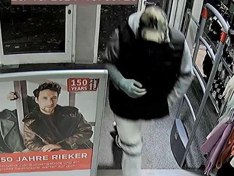 Tatverdächtiger beim Betreten des Geschäfts