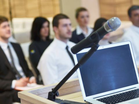 Laptop auf dem Podium der Konferenzrede