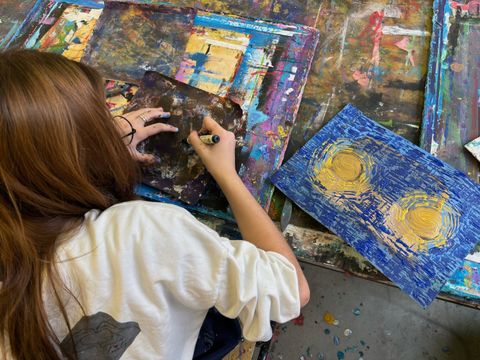 Eine Kursteilnehmerin malt (Bild: Güttner)