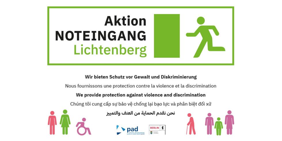 An diesem Schild erkennen Sie die teilnehmenden Einrichtungen der Aktion Noteingang Lichtenberg. Der Text 'Wir bieten Schutz vor Gewalt und Diskriminierung' wurde in verschiedene Sprachen übersetzt.