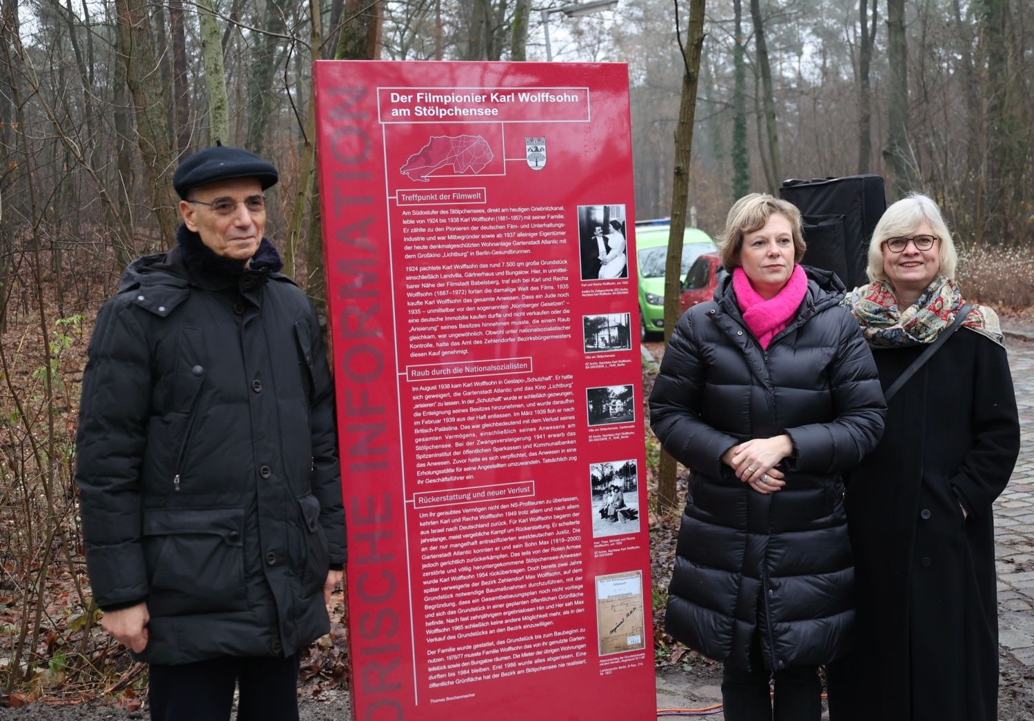 13. Dezember 2023: Stellenenthüllung am Stölpchensee - Prof. Dr. Michael Wolfssohn mit Bezirksbildungsstadträtin Cerstin Richter-Kotowski (rechts), links daneben Cornelia Seibeld, Präsidentin des Abgeordnetenhauses Berlin