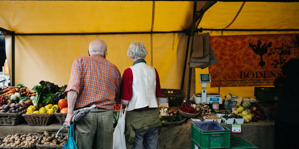 Marktstand mit Kundschaft