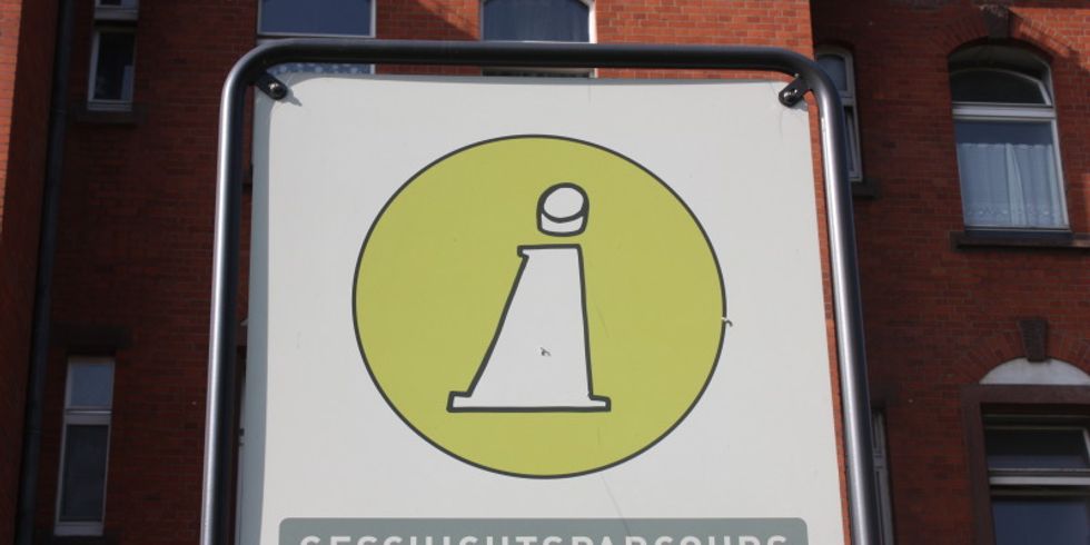 Schild vom Geschichtsparcours Papestrasse