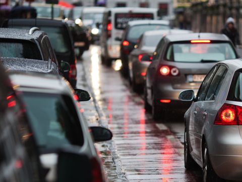 Stadtverkehr im Regen