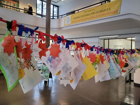 Eine Fülle bunter Kinderwünsche warten im Rathaus-Foyer darauf erfüllt zu werden. (Bild: BA Rdf)