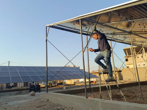 Installation der Solarpaneele in der Partnerstadt Dêrik