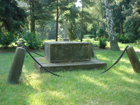 Denkmal aus einem Sandsteinsockel mit einem darauf stehenden Marmorkreuz, Abteilung 48 A
