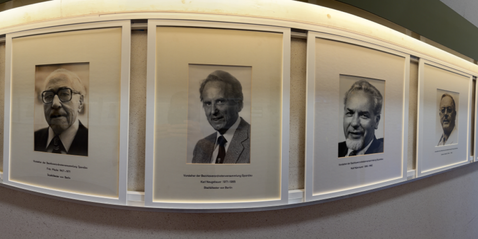 Portraits der Vorsteher der BVV Spandau hängen in einer Galerie auf dem Flur vor dem BVV-Saal im Rathaus