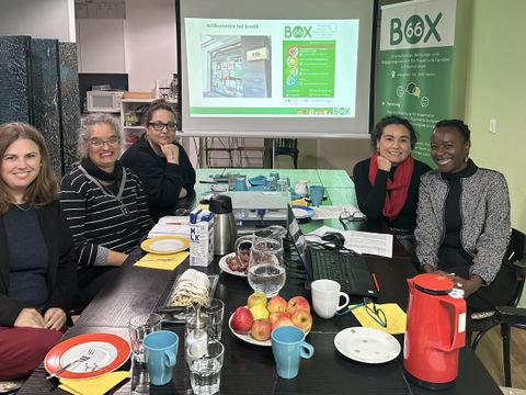 Bezirksbürgermeisterin Clara Herrmann (li.) und die bezirkliche Gleichstellungsbeauftragte Jamile da Silva e Silva (re.) mit dem BOX66-Team während ihres Besuchs