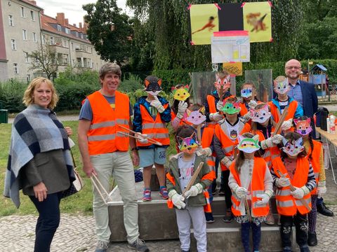 v.l.n.r.: Stadträtin Frau Schultze-Berndt, Ulrich Droske (Sostaplan e.V.), Kitakinder der Kitas Grünschnäbel und Wortschmiede und Herr Zenner (Leiter des Straßen- und Grünflächenamtes) (Bild: AG Urban)