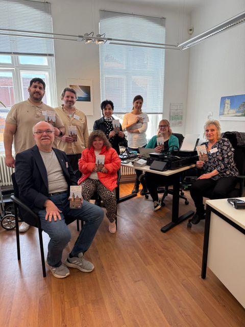 Das Team des Bürgeramts Reinickendorf mit der Bezirksbürgermeisterin im JVA-Shop (Bild: BA Rdf)