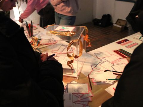 Postkarten, die von den Teilnehmerinnen des Weltmädchentag 25 geschrieben werden