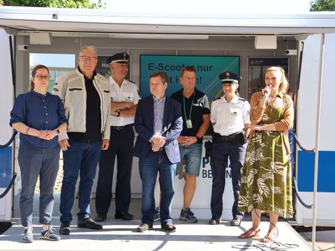 v.l.n.r. Bezirksstadträtin für Ordnung und Verkehr Julia Schrod-Thiel (CDU), Bezirksstadtrat für Bildung Harald Muschner (CDU), Leiter der Polizeidirektion 1 Thomas Dublies, stellv. Bezirksbürgermeister und Bezirksstadtrat für Gesundheit Uwe Brockhausen (SPD), stellv. Präsident der Landesverkehrswacht Uwe Karck, Koordinatoren der Verkehrsunfallprävention der Polizeidirektion 1 Angelina Lukascheck, Koordinatorin der Suchthilfe und Suchtprävention des Bezirksamtes Reinickendorf Svenja Stuhrmann bei der Eröffnung der Veranstaltung. (Bild: BA Rdf)