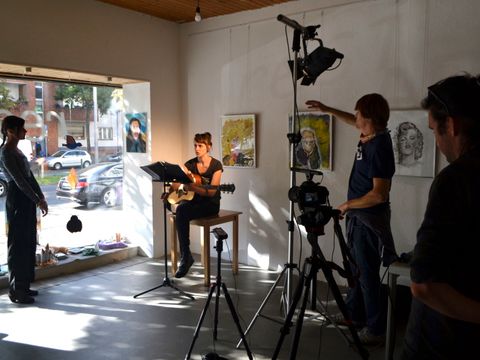 Konzert der Sängerin "Akeli" im Projektraum resiART (Bild: Florina Limberg)