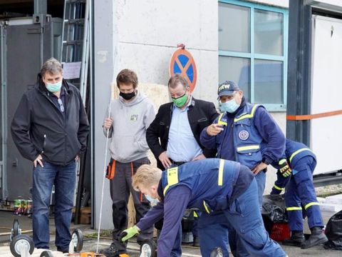 v.l.n.r.:Initiator Norbert Raeder, GF Little home e.V. Sven Lüdecke, Bezirksbürgermeister Frank Balzer und Sascha Braun, Gruppenführer der Bergungsgruppe im 2. Technischen Zug. (Bild: Little Home e.V.)