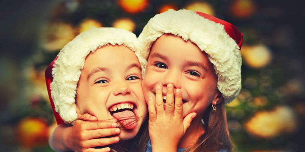 Adventsfez, Zwei Mädchen stehen vor einem Tannenbaum mit Weihnachtsmützen