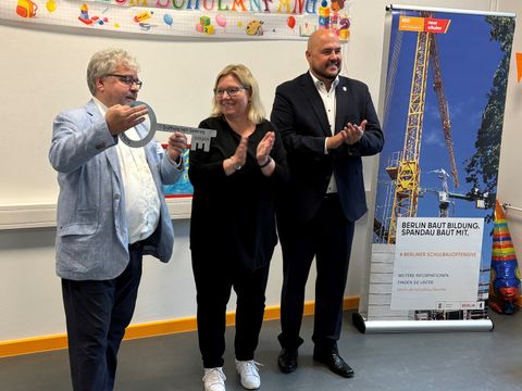 Schulleiter Wolfgang Teuscher, Bezirksstadträtin Dr. Carola Brückner und Bezirksbürgermeister Frank Bewig bei der symbolischen Schlüsselübergabe. (Bild: BA Spandau)
