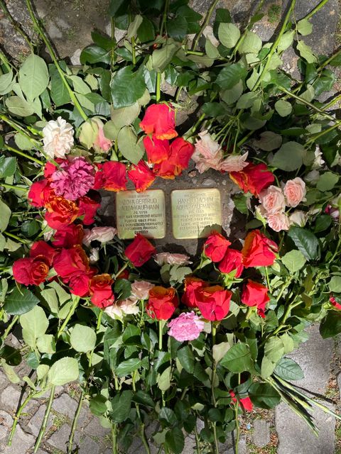 Verlegung der Stolpersteine für Zoya Gertrud und Hans Joachim Aqua-Kaufmann, 13.05.2023 (Bild: Museen Tempelhof-Schöneberg)