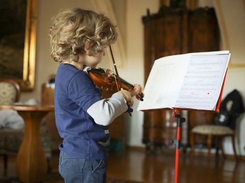 Kind mit Geige Früher instrumentaler Beginn