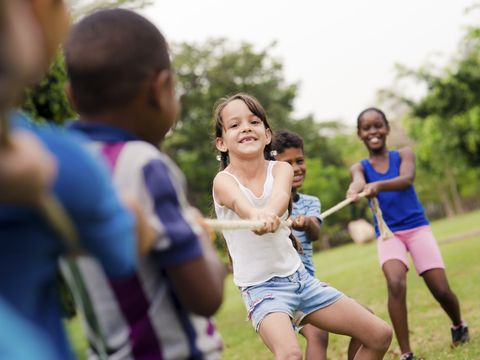 Kinder ziehen von zwei Seiten an einem Seil