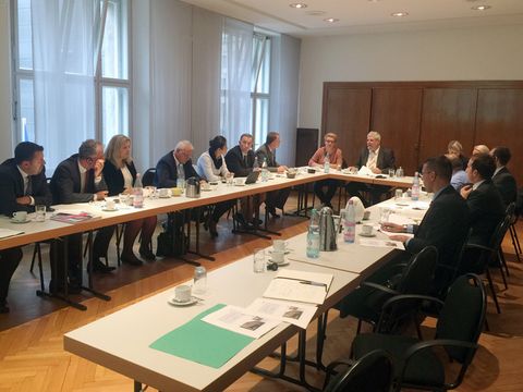 Staatssekretär Klaus Feiler stellte gegenüber der 14-köpfigen Delegation Aufgaben, Strukturen und Funktionsweise der Senatsverwaltung für Finanzen dar und erläuterte die Haushaltspolitik des Senats von Berlin (Bild: SenFin)
