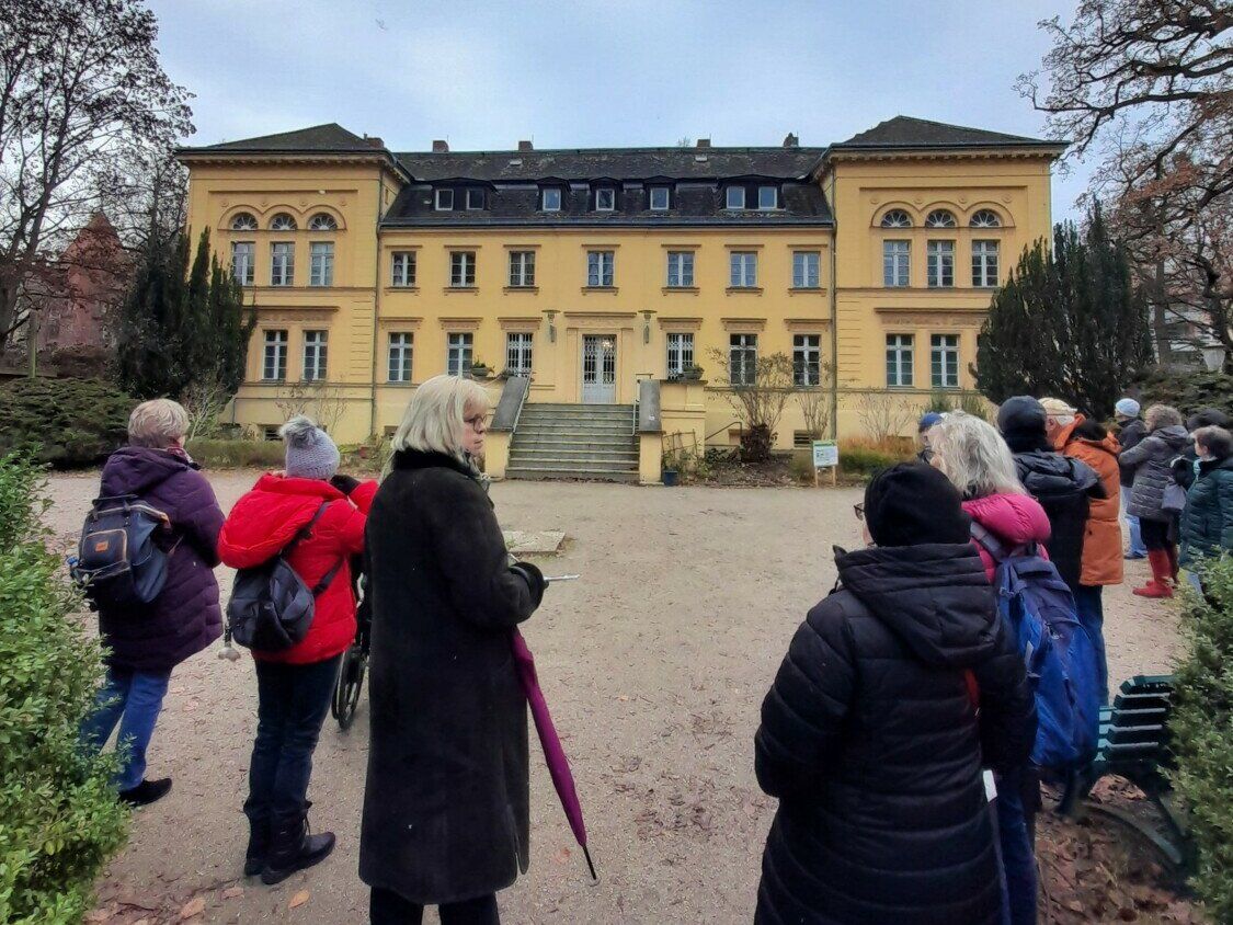 Gruppe von Teilnehmenden des 2. Kulturspaziergangs vor dem Gutshaus Lichterfelde