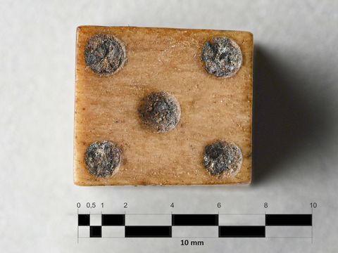 Vermutlich gezinkter Würfel mit unterschiedlichen Kantenlängen (Bild: Landesdenkmalamt Berlin, Foto: Julia-Marlen Schiefelbein)