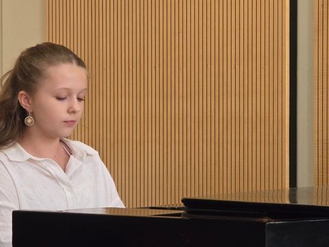 Konzentriert lässt Ruby am schwarzen Flügel mitreißende Rhythmen und fließende Melodien erklingen