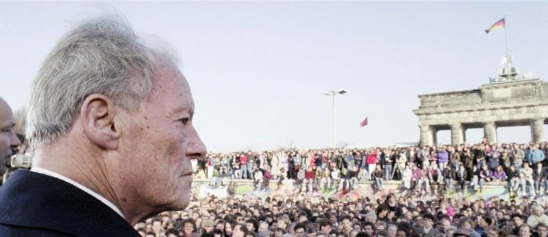 Willy Brandt beim Mauerfall am Brandenburger Tor, 10. November 1989 (Bild: William P. Mikkelsen)