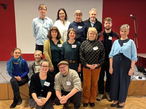 Einige Akteur*innen des Netzwerkes Friedrichshain mit Stefanie Richter (u.li.,Stadtteilzentrum Friedrichshain) und Kilian Erlen (u.re., Planungs- und Koordinierungsstelle Gesundheit)