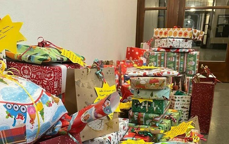 Die eingepackten Geschenke im Rathaus Charlottenburg.