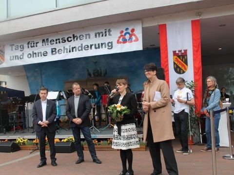 v.l.n.r.: Bezirksstadtrat Uwe Brockhausen, Bezirksbürgermeister Frank Balzer, Regina Vollbrecht (Beauftragte für Menschen mit Behinderung), Helene Böhm (GESOBAU AG) (Bild: BA Reinickendorf)