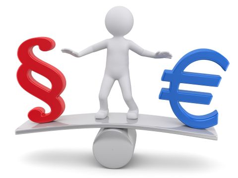Paragraph- und Euro-Zeichen auf einer Wippe