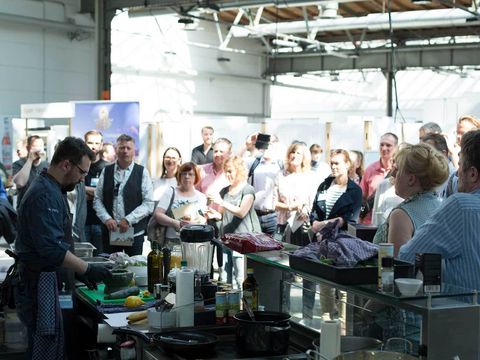 mehrere Personen bei einem Koch-Workshop