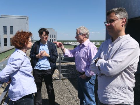 Dr. Obermeyer im Gespräch mit Anwohnenden auf dem Dach im 14. Stock