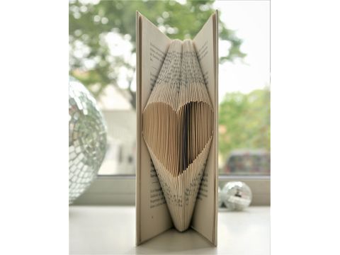 Buch mit räumlich gefalteten Herz