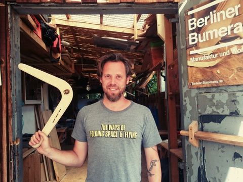 Christian Kliem mit einem Bumerang