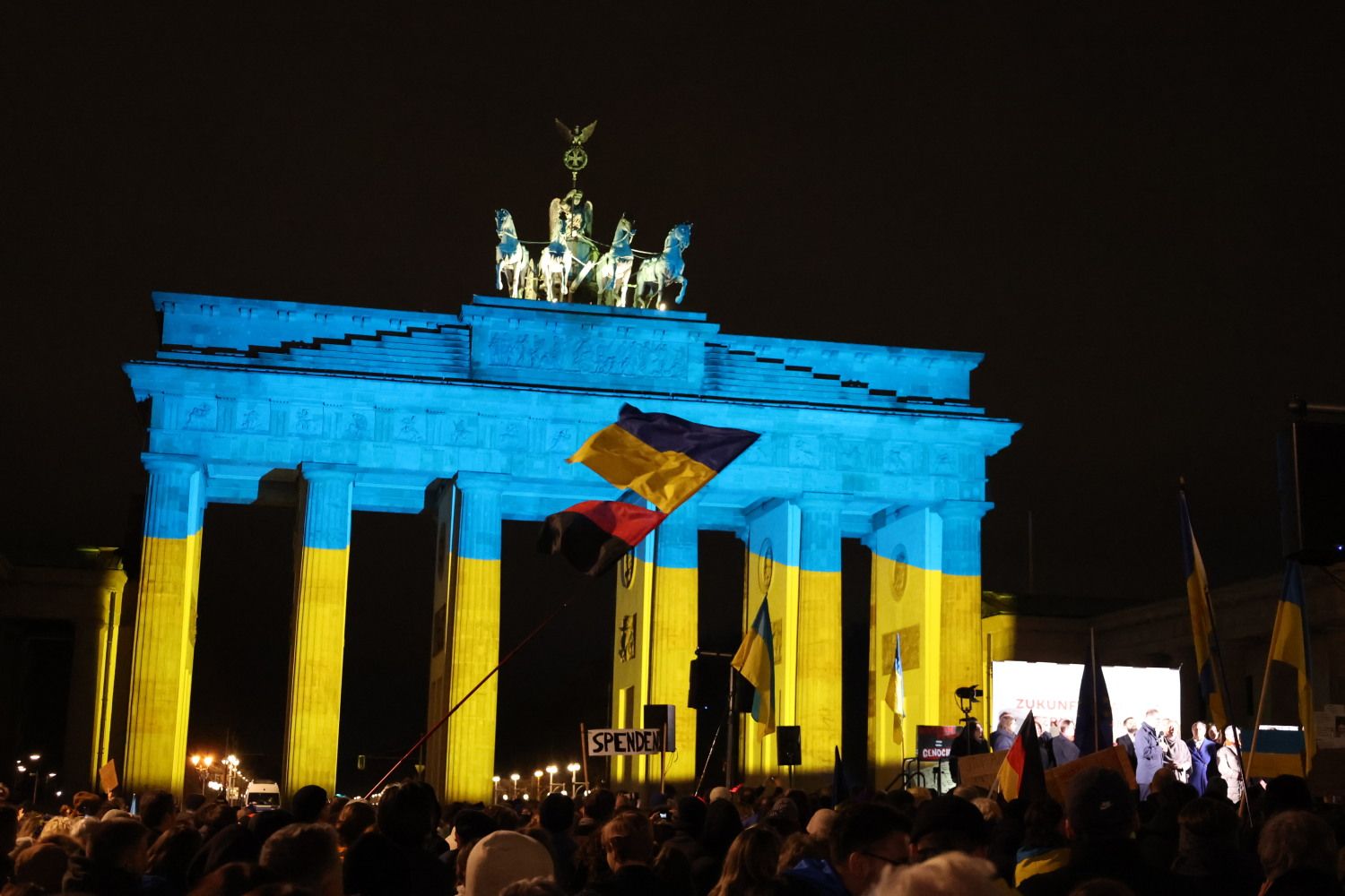 24. Februar 2026: Brandenburger Tor erstrahlt in Blau und Gelb