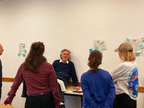 Gemeinsam Menschen am Stehtisch