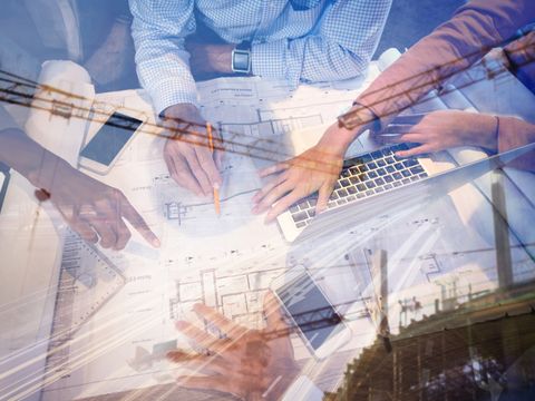 Architekten diskutieren Baupläne