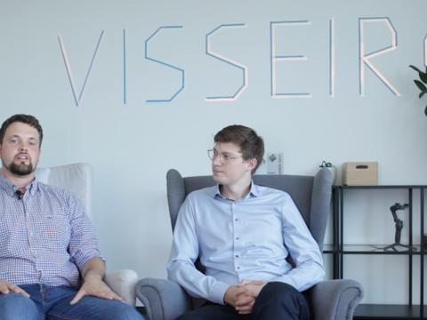Die Gründer Primin und Janek in der Totale vor Wand mit Visseiro Logo
