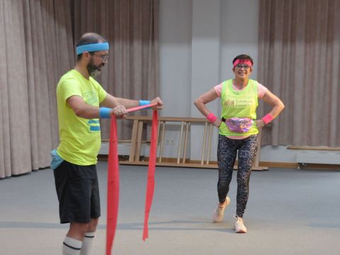 Pappelfest in der Aula der Schule am Pappelhof - Schuleiterin und Konrektor bei der Moderation