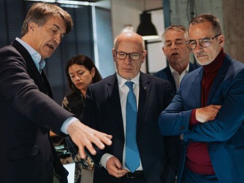 Kai Wegner besucht WB Electronics - 2