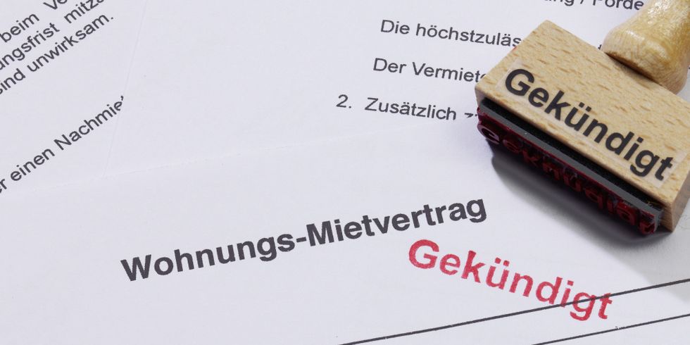 Wohnungs-Mietvertrag mit dem Stempelvermerk "gekündigt", darauf liegt der dazugehörige Stempel